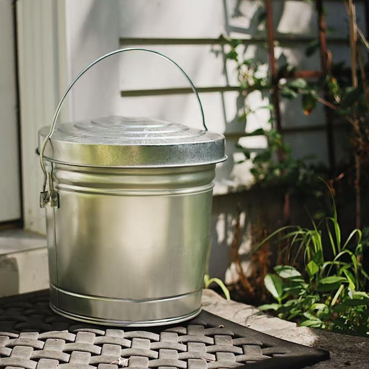 6 Gal Galvanized Steel Can with Locking Lid E3445